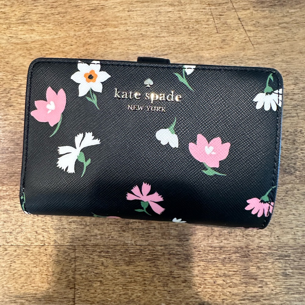 NWOT Kate Spade medium Wallet